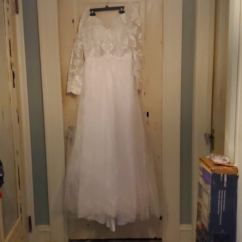 White Yishaer Wedding Dress, Size 10